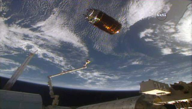 国際宇宙ステーションから分離した「こうのとり」7号機 国際宇宙ステーションから分離した「こうのとり」7号機