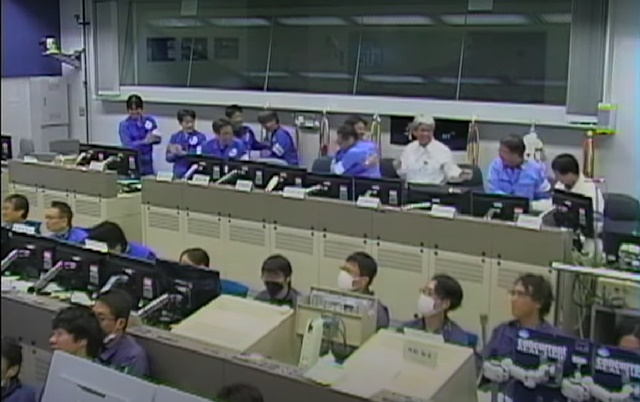 喜びに沸く総合司令棟 喜びに沸く総合司令棟