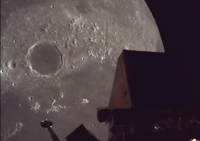 月周回軌道上でレジリエンスが撮影した月面