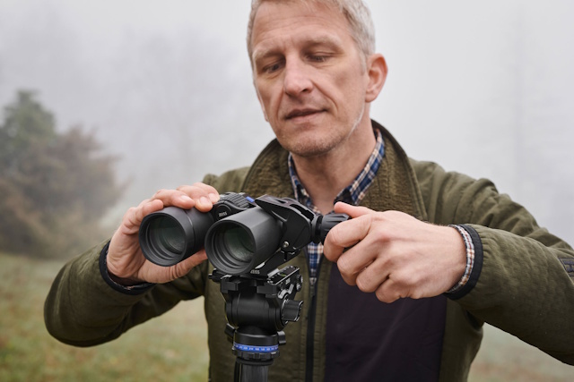 アルカスイス規格の三脚にも取り付けが可能