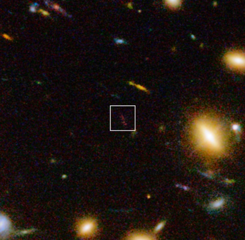銀河「A1689-zD1」の赤外線と可視光観測によるデータを合成した画像