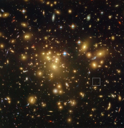 ハッブル宇宙望遠鏡（HST）がとらえたAbell 1689、四角内が銀河「A1689-zD1」の位置