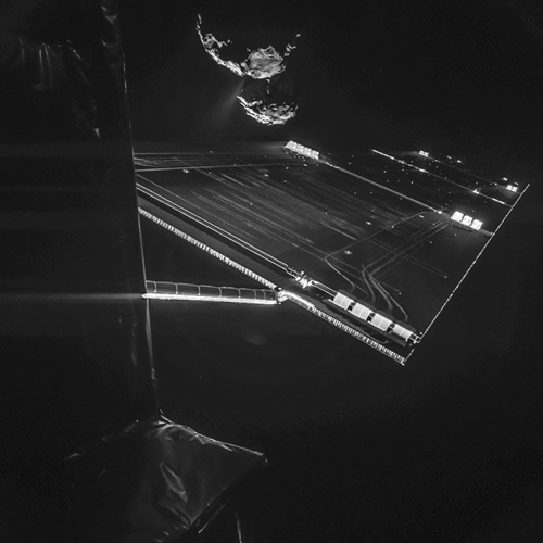 フィラエが撮影したロゼッタの太陽電池パネルと彗星