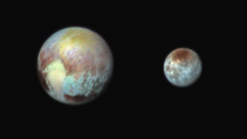 冥王星と衛星カロンの擬似カラー画像