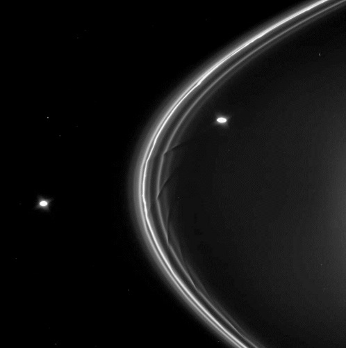 F環と羊飼い衛星プロメテウス（右＝内側）、パンドラ（左）