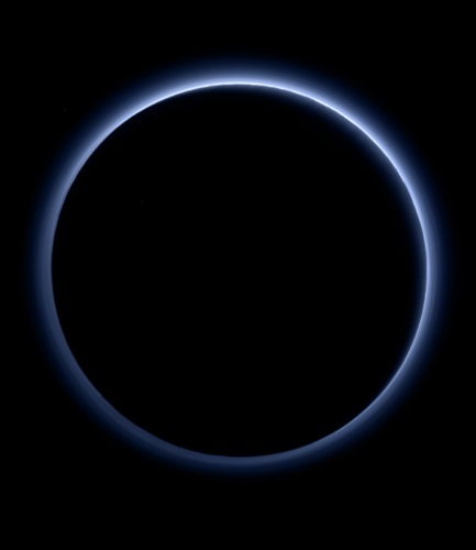 青いもやに包まれた冥王星