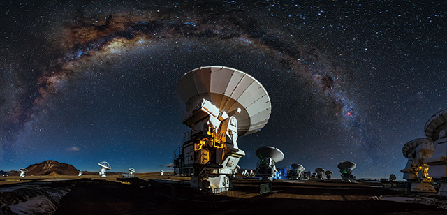 天の川のアーチとアルマ望遠鏡