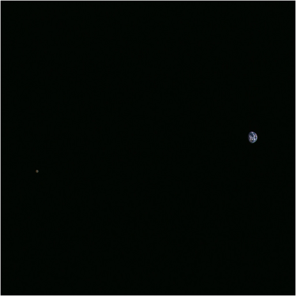 「はやぶさ2」の光学航法望遠カメラで撮影した月と地球。2015年11月26日撮影