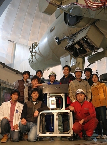 Tomo-e試験機を囲んでの記念写真