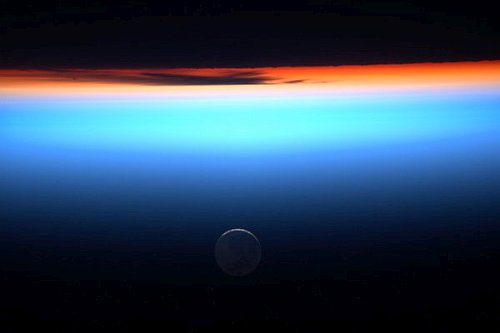 ISSから撮影した地球大気と月