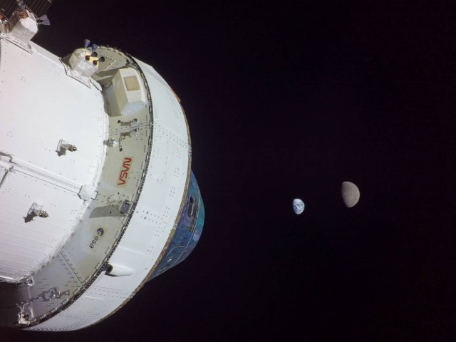 地球から約43万km離れたオリオン宇宙船が撮影した月と地球