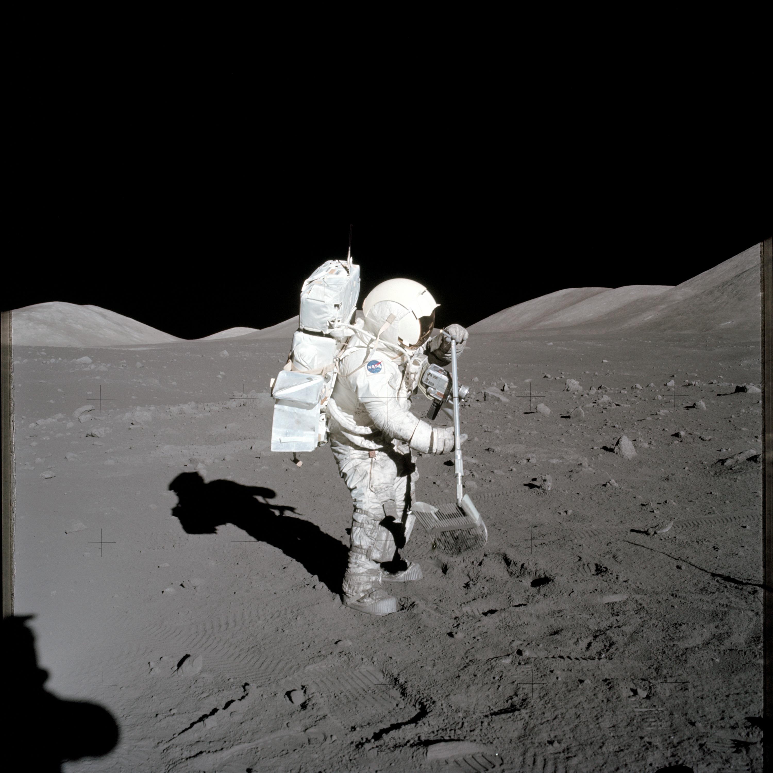 月のサンプルを採取するHarrison Schmitt宇宙飛行士