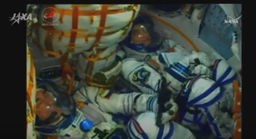 打ち上げられたソユーズの内部。右が大西さん