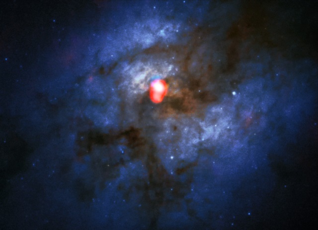 衝突銀河アープ220の中心部
