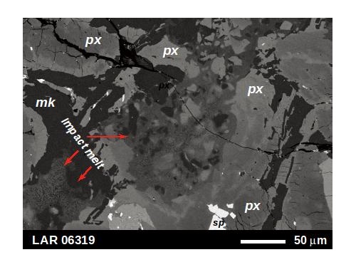 火星隕石に含まれる衝撃ガラス（赤矢印）の電子顕微鏡写真
