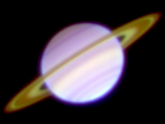 中間赤外線における土星の3色合成画像