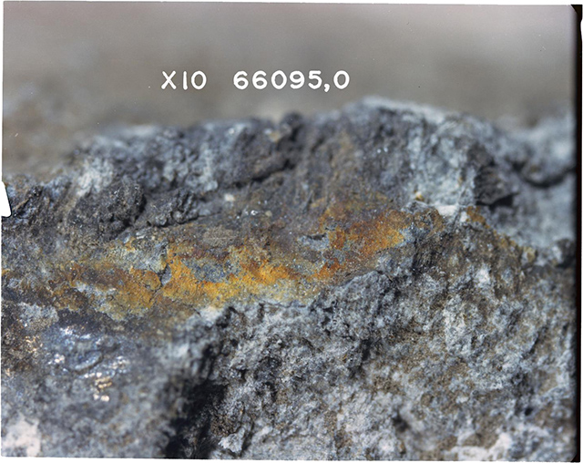 「Rusty Rock」表面の金属塩