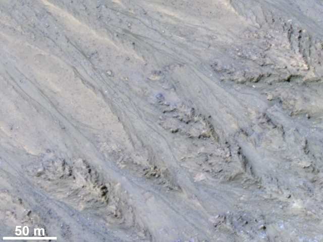 火星の南半球にあるクレーター内の斜面に現れたRSL