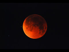 （福岡県青少年科学館 天文ボランティア氏撮影の皆既月食の写真 1）
