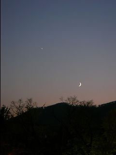 （藻岩山に沈む月と金星の写真）