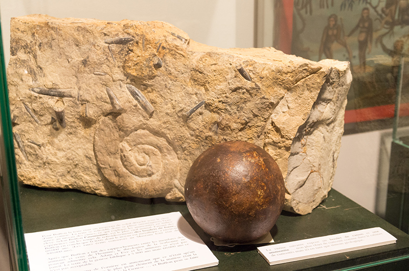 鉄球とアンモナイトの化石