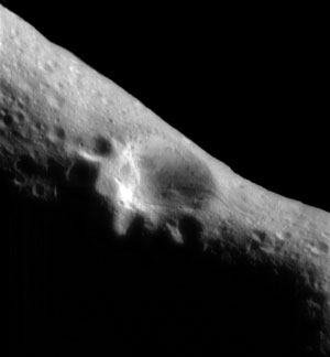 画像１: NEARによるエロスの軌道からの初の画像