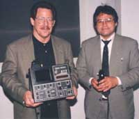 アメリカSBIG社副社長M.バーバー氏（左）とSBIGブランドの日本での販売窓口である国際光器のB.グーリー氏（右）。手にしてるのがSTV