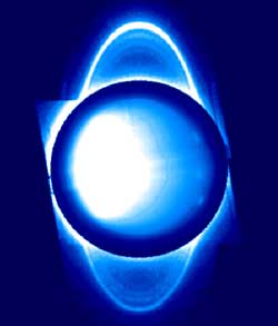 ケック-II望遠鏡と新搭載された補償光学系により、波長2ミクロンの赤外線で撮影された天王星。