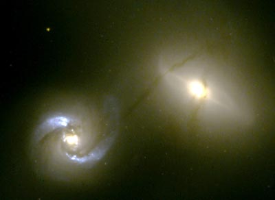 衝突する2つの銀河を結ぶ黒いパイプライン