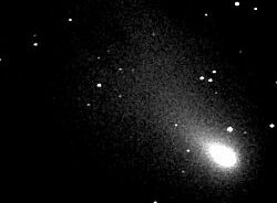 （リニア彗星 C/2000 WM1 の冷却 CCD による合成写真）