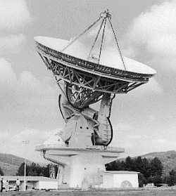 （NRAO の 43m 電波望遠鏡の写真）