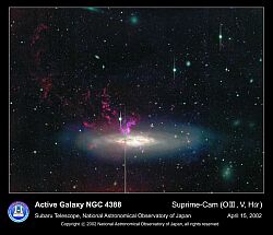 （おとめ座の銀河NGC 4388と周りに広がるガス雲の写真）