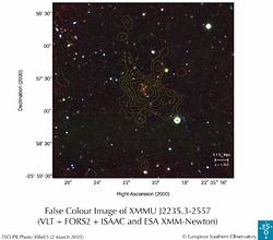 （遠方銀河団XMMU J2235.3-2557の疑似カラー画像）