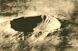 （アリゾナ大隕石孔の1929年当時の写真）