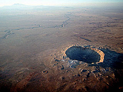 （2005年撮影のアリゾナ大隕石孔の写真）