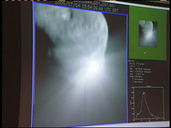 （NASA TVの中継で流された、モニター越しにみるディープインパク時のテンペル彗星の画像 1）