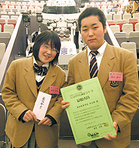 （高田高校の岡田さん（右）と笠井さん（左）の写真）