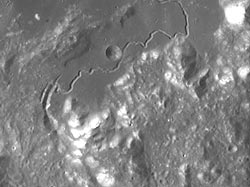 （アポロ15号の着陸地点に近い裂溝「Hadley Rille」の画像）
