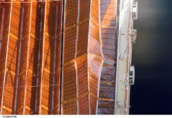 （ねじれが発生したP6トラスの太陽電池パドル（SAW）の画像）