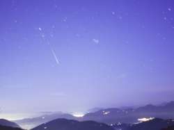（2006年11月にイタリアで撮影された流星の写真）