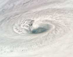 「エンデバー号」から撮影されたハリケーン「ディーン」