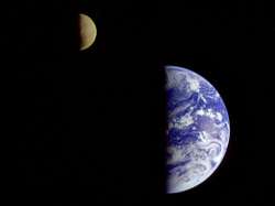 （NASAの木星探査機ガリレオがとらえた地球と月の画像）