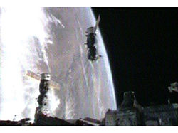 （ISSから分離するソユーズTMA-11宇宙船の画像）