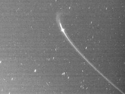 （衛星アンテの軌道上に発見された弧状環の画像）