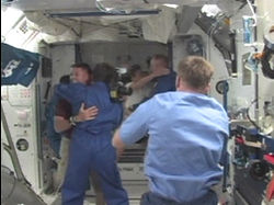 ISSに入室する宇宙飛行士とISS長期滞在クルー