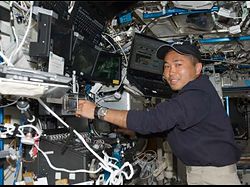 （ISSのロボットアームを操作する若田宇宙飛行士の画像）