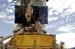 （ハッブル宇宙望遠鏡（HST）修理ミッションで行われた船外活動の画像）