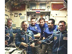 （Iソユーズ宇宙船で到着した3名を歓迎するセレモニーの画像）