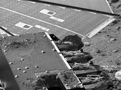 （フェニックスの土壌分析装置に運ばれた火星の土の画像）