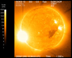 （2006年12月に観測された太陽フレアの画像）